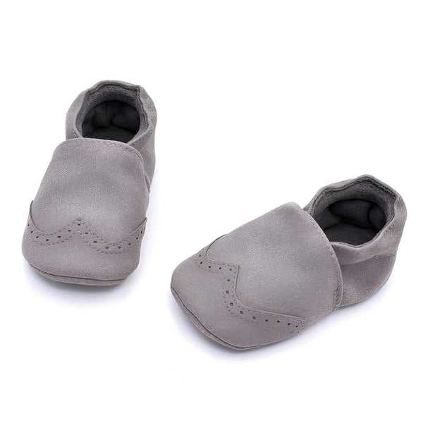 Image de deux chaussons gris pour bébé, style mocassins avec détails perforés, sur fond blanc. Chaussures souples et confortables pour nourrissons., 45287078297781,45287078330549,45287078363317,45287078396085,45287078428853,45287078461621,45287078494389,45287078527157,45287078559925,45287078592693,45287078625461,45287078658229,45287078690997,45287078723765,45287078756533