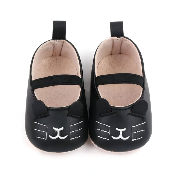 Chaussons pour bébé noirs avec motif de chat brodé en blanc. Chaussures souples et confortables avec une bride élastique. Idéal pour les premiers pas., 45286836535477,45286836568245,45286836601013,45286836633781,45286836666549,45286836699317,45286836732085,45286836764853,45286836797621