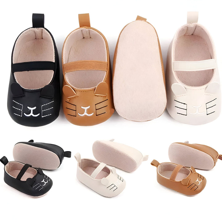Chaussures de bébé en cuir synthétique avec motif de chat, disponibles en noir, marron et blanc. Vues du dessus et de côté, elles sont adorables et parfaites pour les petits pieds., 45286836535477,45286836568245,45286836601013,45286836633781,45286836666549,45286836699317,45286836732085,45286836764853,45286836797621