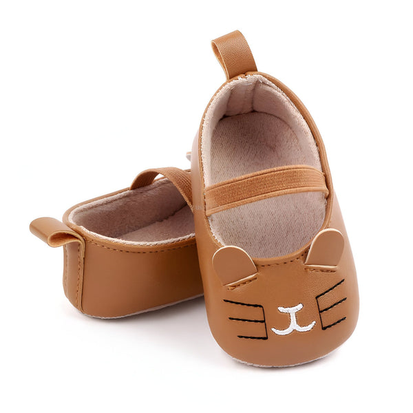 Chaussures pour bébé en cuir marron clair avec une bande élastique sur le dessus et des détails de visage de chat brodés sur le bout. Chaussons mignons pour les premiers pas de bébé., 45286836535477,45286836568245,45286836601013,45286836633781,45286836666549,45286836699317,45286836732085,45286836764853,45286836797621