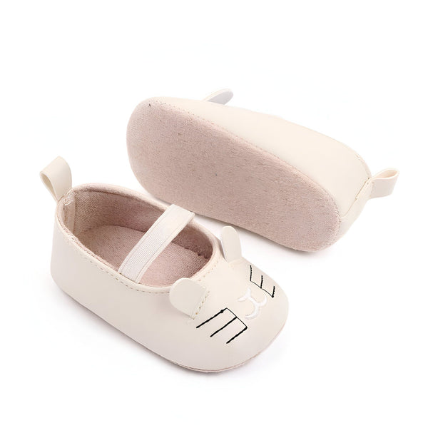 Chaussures pour bébé couleur crème avec motif de chat brodé et lanière élastique. L'une est posée à l'endroit et l'autre est retournée pour montrer la semelle., 45286836535477,45286836568245,45286836601013,45286836633781,45286836666549,45286836699317,45286836732085,45286836764853,45286836797621