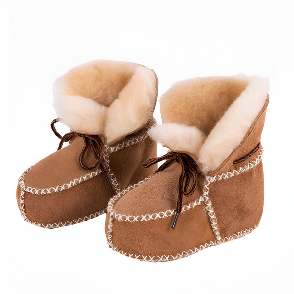 Paire de chaussons bottillons en peau de mouton marron clair avec lacets et détails cousus blancs, intérieur en laine douce, pour un confort chaleureux à la maison., 45286950502581,45286950535349,45286950568117,45286950600885,45286950633653,45286950666421,45286950699189,45286950731957,45286950764725
