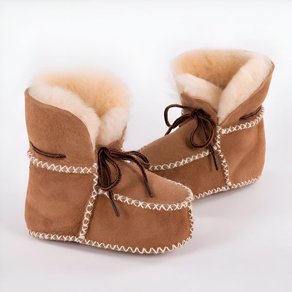 Image de deux bottes d'intérieur marron doublées de laine de mouton, avec lacets et surpiqûres décoratives. Bottes confortables pour la maison, chaussons chauds., 45286950502581,45286950535349,45286950568117,45286950600885,45286950633653,45286950666421,45286950699189,45286950731957,45286950764725