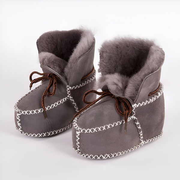 Paire de chaussons bottillons en suède gris, doublure fourrée, lacets marron, coutures décoratives blanches, style confortable et chaleureux., 45286950502581,45286950535349,45286950568117,45286950600885,45286950633653,45286950666421,45286950699189,45286950731957,45286950764725