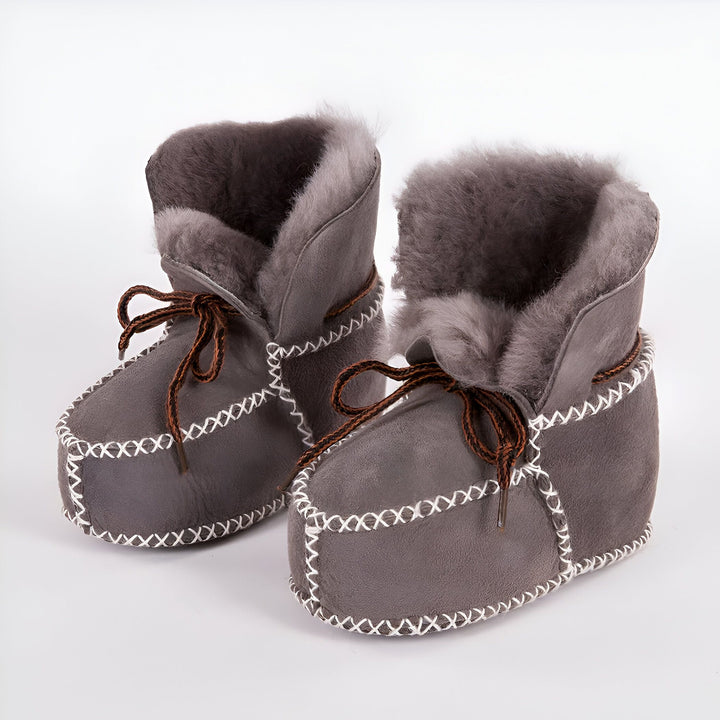 Paire de chaussons bottillons en suède gris, doublure fourrée, lacets marron, coutures décoratives blanches, style confortable et chaleureux., 45286950502581,45286950535349,45286950568117,45286950600885,45286950633653,45286950666421,45286950699189,45286950731957,45286950764725