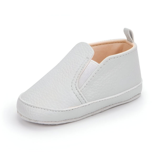 Chaussure bébé blanche en simili cuir, type mocassin sans lacets, avec élastique sur le côté pour faciliter l'enfilage et languette à l'arrière. Idéale pour les premiers pas., 45286821560501,45286821593269,45286821626037,45286821658805,45286821691573,45286821724341,45286821757109,45286821789877,45286821822645,45286821855413,45286821888181,45286821920949,45286821953717,45286821986485,45286822019253,45286822052021,45286822084789,45286822117557