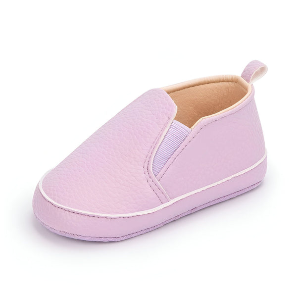 Chaussure bébé lilas en similicuir. Mocassin unisexe pour nourrisson, avec détails blancs et languette à l'arrière. Chaussures de premiers pas confortables et élégantes., 45286821560501,45286821593269,45286821626037,45286821658805,45286821691573,45286821724341,45286821757109,45286821789877,45286821822645,45286821855413,45286821888181,45286821920949,45286821953717,45286821986485,45286822019253,45286822052021,45286822084789,45286822117557