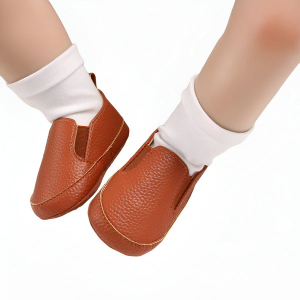 Chaussures de bébé en cuir marron avec chaussettes blanches. Chaussons élégants et confortables pour nouveau-né. Mode enfantine, cadeau de naissance, chaussures de marche. Détails raffinés et texture de cuir de haute qualité., 45286821560501,45286821593269,45286821626037,45286821658805,45286821691573,45286821724341,45286821757109,45286821789877,45286821822645,45286821855413,45286821888181,45286821920949,45286821953717,45286821986485,45286822019253,45286822052021,45286822084789,45286822117557