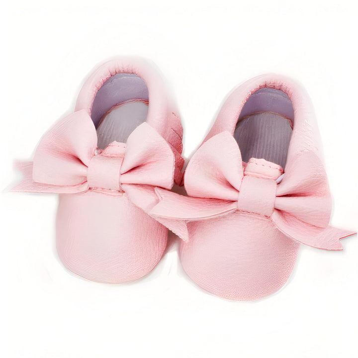 Deux chaussons roses pour bébé, ornés de nœuds papillon roses, présentés sur un fond blanc. Chaussures mignonnes et élégantes pour nouveau-né., 45287083966645,45287083999413,45287084032181,45287084064949,45287084097717,45287084130485,45287084163253,45287084196021,45287084228789,45287084261557,45287084294325,45287084327093,45287084359861,45287084392629,45287084425397,45287084458165,45287084490933,45287084523701,45287084556469,45287084589237,45287084622005,45287084654773,45287084687541,452870847203