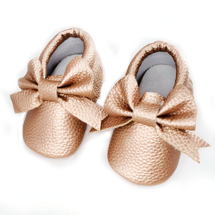 Chaussons pour bébé couleur or rose avec nœuds, sur fond blanc. Chaussures souples, idéales pour les premiers pas. Confortables et élégantes. Mode enfantine., 45287083966645,45287083999413,45287084032181,45287084064949,45287084097717,45287084130485,45287084163253,45287084196021,45287084228789,45287084261557,45287084294325,45287084327093,45287084359861,45287084392629,45287084425397,45287084458165,45287084490933,45287084523701,45287084556469,45287084589237,45287084622005,45287084654773,45287084687541,