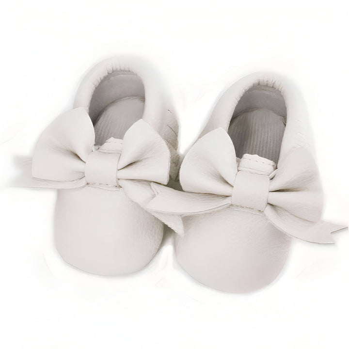 Chaussons blancs pour bébé avec nœuds. Mignons et confortables, parfaits pour les premiers pas de votre enfant. Mode infantile., 45287083966645,45287083999413,45287084032181,45287084064949,45287084097717,45287084130485,45287084163253,45287084196021,45287084228789,45287084261557,45287084294325,45287084327093,45287084359861,45287084392629,45287084425397,45287084458165,45287084490933,45287084523701,45287084556469,45287084589237,45287084622005,45287084654773,45287084687541,45287084720309