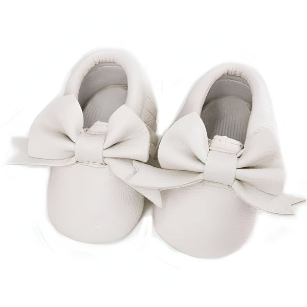 Paire de chaussures pour bébé blanches avec des nœuds. Chaussons en cuir souple pour nouveaux-nés. Mode bébé élégante et confortable., 45287083966645,45287083999413,45287084032181,45287084064949,45287084097717,45287084130485,45287084163253,45287084196021,45287084228789,45287084261557,45287084294325,45287084327093,45287084359861,45287084392629,45287084425397,45287084458165,45287084490933,45287084523701,45287084556469,45287084589237,45287084622005,45287084654773,45287084687541,45287084720309