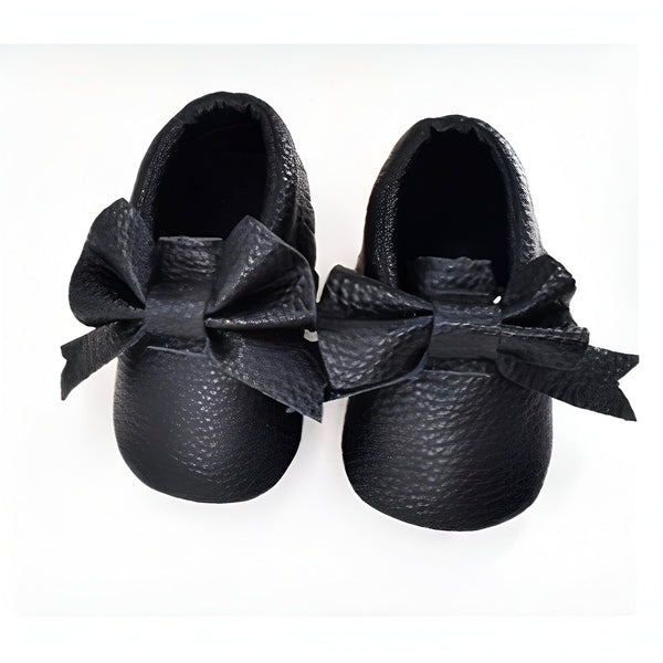 Mocassins de bébé noirs en cuir avec nœuds, vus de dessus, sur fond blanc. Chaussures souples pour enfant, tendance et confortables. Accessoire de mode pour nouveau-né et nourrisson., 45287083966645,45287083999413,45287084032181,45287084064949,45287084097717,45287084130485,45287084163253,45287084196021,45287084228789,45287084261557,45287084294325,45287084327093,45287084359861,45287084392629,45287084425397,45287084458165,45287084490933,45287084523701,45287084556469,45287084589237,45287084622005,4528708