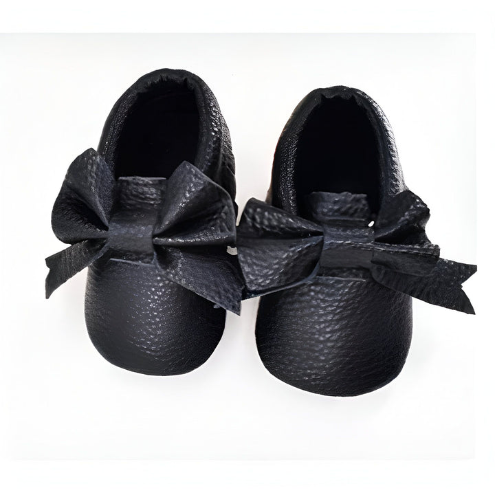 Mocassins de bébé noirs en cuir avec nœuds, vus de dessus, sur fond blanc. Chaussures souples pour enfant, tendance et confortables. Accessoire de mode pour nouveau-né et nourrisson., 45287083966645,45287083999413,45287084032181,45287084064949,45287084097717,45287084130485,45287084163253,45287084196021,45287084228789,45287084261557,45287084294325,45287084327093,45287084359861,45287084392629,45287084425397,45287084458165,45287084490933,45287084523701,45287084556469,45287084589237,45287084622005,4528708