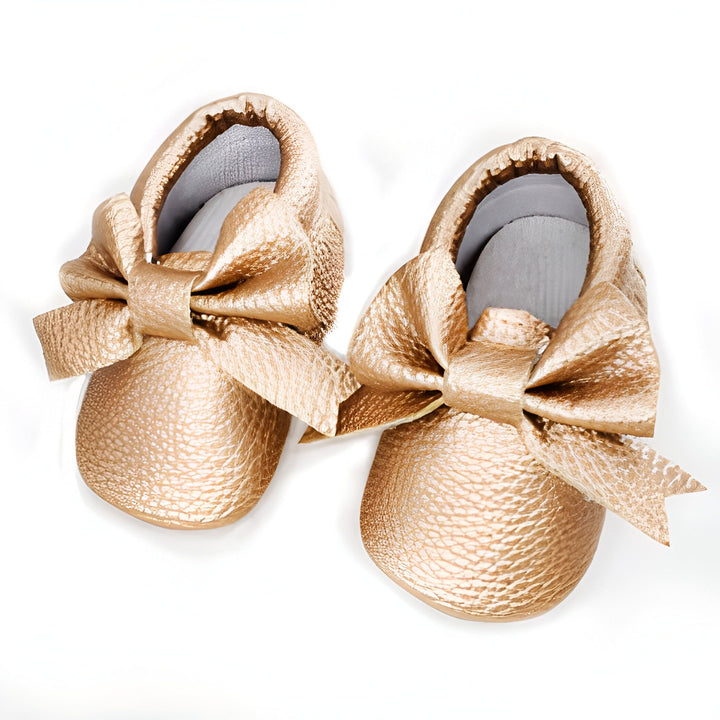 Chaussures de bébé dorées avec un nœud sur le dessus, parfaites pour une occasion spéciale. Chaussons souples et confortables pour les petits pieds. Idéal pour cadeau de naissance., 45287083966645,45287083999413,45287084032181,45287084064949,45287084097717,45287084130485,45287084163253,45287084196021,45287084228789,45287084261557,45287084294325,45287084327093,45287084359861,45287084392629,45287084425397,45287084458165,45287084490933,45287084523701,45287084556469,45287084589237,45287084622005,4528708