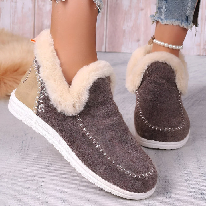 Image de chaussons d'intérieur marron avec bordure en fourrure crème et semelle blanche. Idéal pour un confort douillet à la maison., 45286658375861