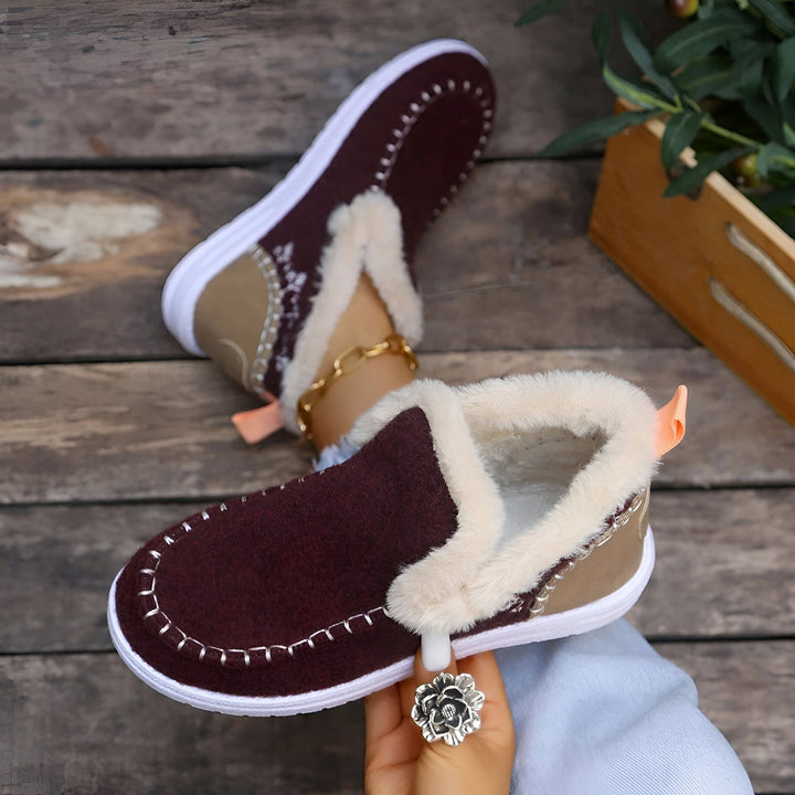 Chaussures d'intérieur bordeaux avec doublure en fausse fourrure. Design confortable et chaleureux, parfait pour l'hiver. Style décontracté et élégant, idéal pour se détendre à la maison. Détails raffinés et finitions soignées., 45286658375861