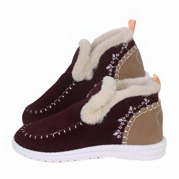 Paire de bottines d'hiver bordeaux avec doublure en fausse fourrure beige, semelles blanches et détails brodés de flocons de neige. Élégantes et confortables pour les journées froides., 45286658375861
