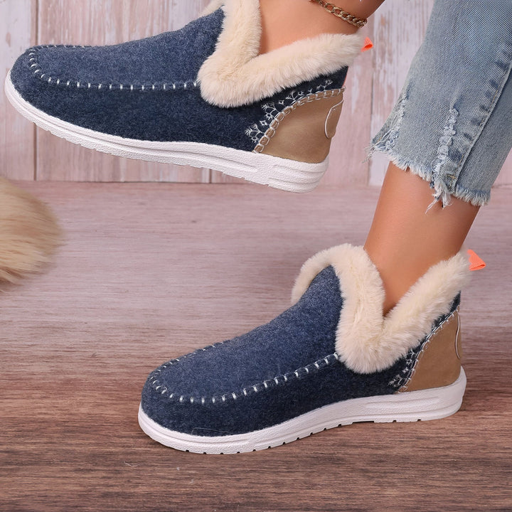 Bottines bleues en laine avec fausse fourrure crème, semelle blanche, portées avec un jean découpé. Chaussures confortables et tendance pour l'hiver. Mode automne-hiver., 45286658375861
