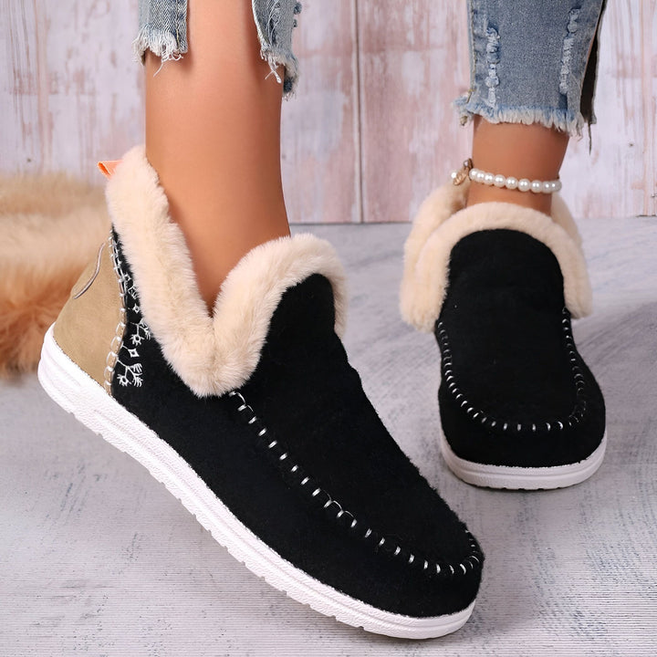 Image de chaussures d'intérieur noires à doublure en fausse fourrure, portées avec un jean décontracté et une chaîne de cheville perlée. Chaussons confortables, mode hivernale, style décontracté, chaussures chaudes., 45286658375861