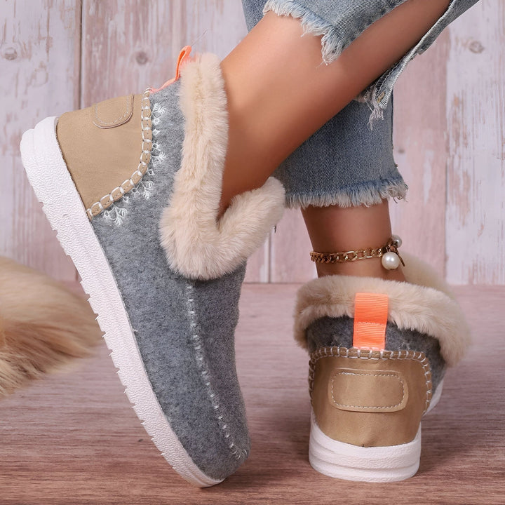 Chaussons d'intérieur gris et beiges avec garniture en fausse fourrure crème et languette orange, portés avec un jean délavé et une chaîne de cheville dorée avec une perle. Idéal pour le confort à la maison., 45286658375861