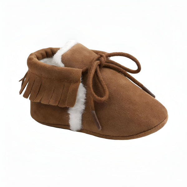 Mocassin bébé marron avec franges et fourrure blanche, lacets ton sur ton. Chaussure confortable et chaude pour les premiers pas de bébé., 45287079477429,45287079510197,45287079542965,45287079575733,45287079608501,45287079641269,45287079674037,45287079706805,45287079739573,45287079772341,45287079805109,45287079837877,45287079870645,45287079903413,45287079936181,45287079968949,45287080001717,45287080034485