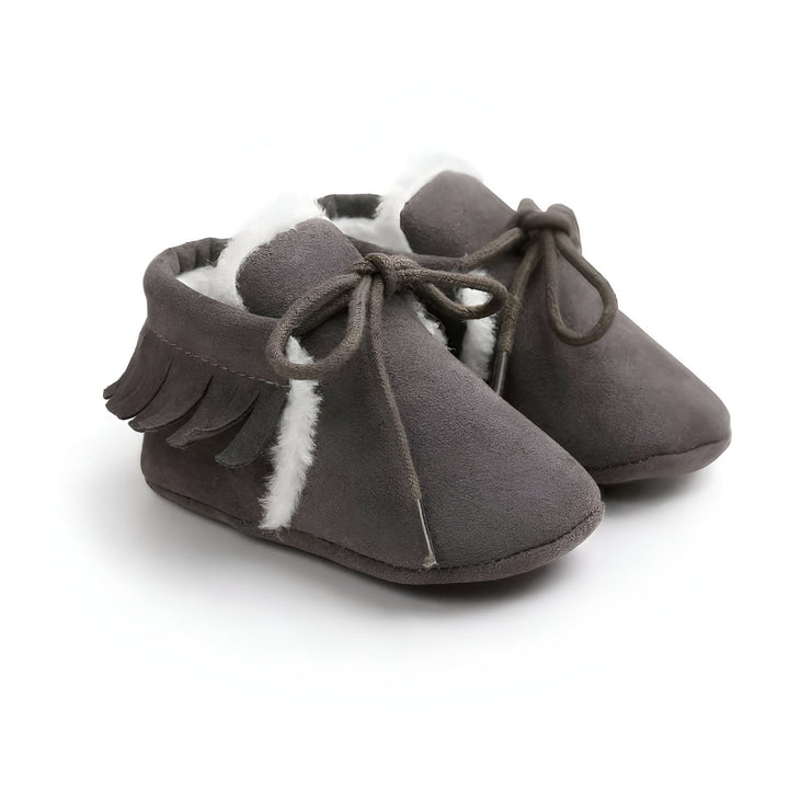 Mocassins pour bébé gris avec lacets, doublure en fausse fourrure blanche et franges. Chaussures douces et confortables pour les premiers pas., 45287079477429,45287079510197,45287079542965,45287079575733,45287079608501,45287079641269,45287079674037,45287079706805,45287079739573,45287079772341,45287079805109,45287079837877,45287079870645,45287079903413,45287079936181,45287079968949,45287080001717,45287080034485
