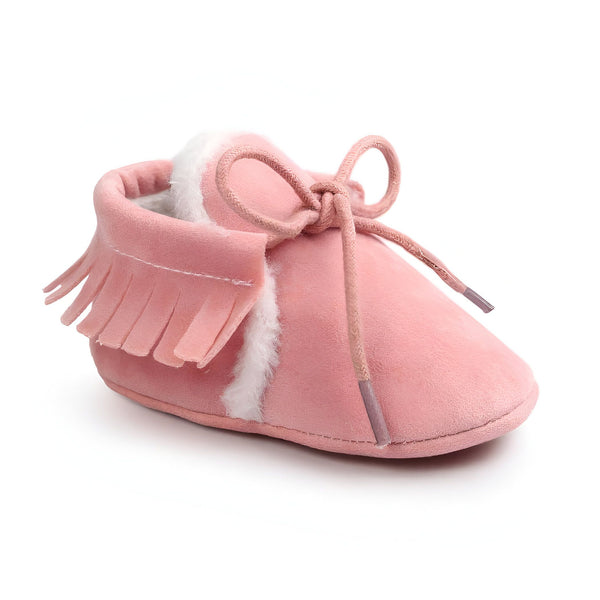 Mocassin rose pour bébé avec franges et intérieur en fausse fourrure blanche. Fermeture à lacets. Chaussure confortable et stylée pour les premiers pas de bébé., 45287079477429,45287079510197,45287079542965,45287079575733,45287079608501,45287079641269,45287079674037,45287079706805,45287079739573,45287079772341,45287079805109,45287079837877,45287079870645,45287079903413,45287079936181,45287079968949,45287080001717,45287080034485