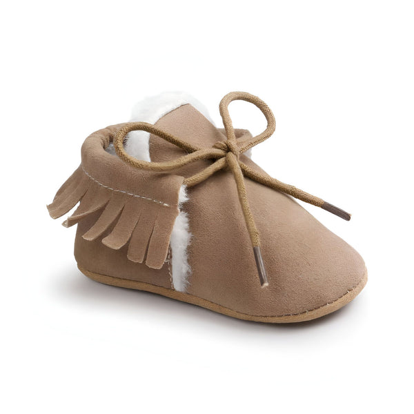 Mocassin bébé marron clair avec franges et lacets. Chaussure pour enfant avec intérieur doux et chaud., 45287079477429,45287079510197,45287079542965,45287079575733,45287079608501,45287079641269,45287079674037,45287079706805,45287079739573,45287079772341,45287079805109,45287079837877,45287079870645,45287079903413,45287079936181,45287079968949,45287080001717,45287080034485