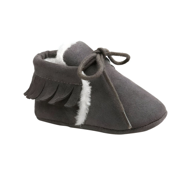 Chaussons bébé gris avec franges et fourrure blanche. Ces chaussures mocassins pour bébés sont dotées de lacets et d'une doublure douce pour un confort optimal., 45287079477429,45287079510197,45287079542965,45287079575733,45287079608501,45287079641269,45287079674037,45287079706805,45287079739573,45287079772341,45287079805109,45287079837877,45287079870645,45287079903413,45287079936181,45287079968949,45287080001717,45287080034485