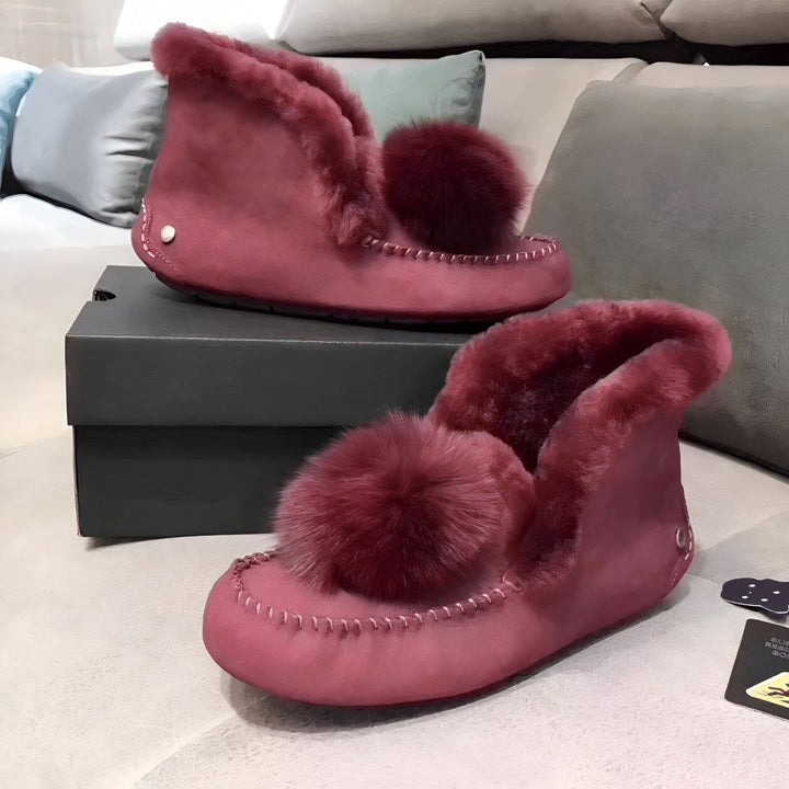 Chaussons roses avec garniture en fourrure et pompons. Bottes d'intérieur confortables et élégantes pour femmes. Mode hivernale et cocooning., 45286954467509,45286954500277,45286954533045,45286954565813,45286954598581,45286954631349,45286954664117,45286954696885,45286954729653,45286954762421,45286954795189,45286954827957,45286954860725,45286954893493,45286954926261,45286954959029,45286954991797,45286955024565,45286955057333,45286955090101,45286955122869,45286955155637,45286955188405,45286955221173,4528