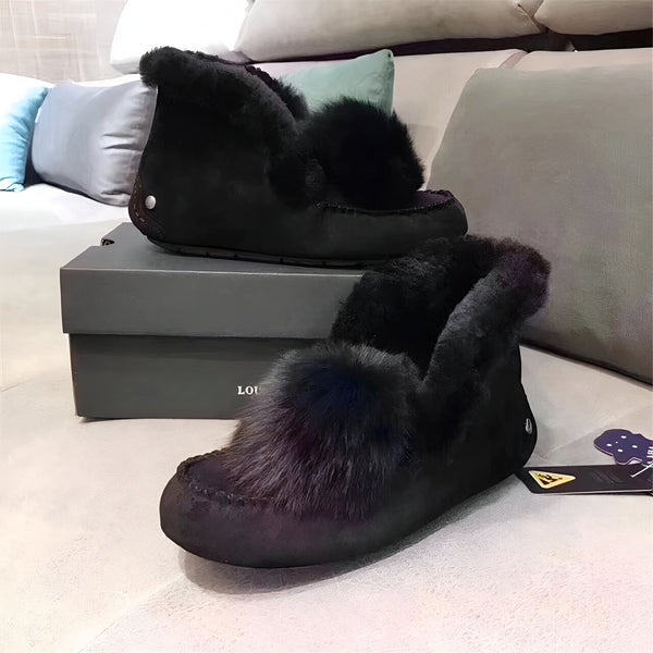 Deux pantoufles noires doublées de fourrure avec des pompons, posées sur leur boîte. Chaussons confortables et chauds pour l'intérieur. Mode hivernale, chaussures d'intérieur luxueuses., 45286954467509,45286954500277,45286954533045,45286954565813,45286954598581,45286954631349,45286954664117,45286954696885,45286954729653,45286954762421,45286954795189,45286954827957,45286954860725,45286954893493,45286954926261,45286954959029,45286954991797,45286955024565,45286955057333,45286955090101,45286955122869,452