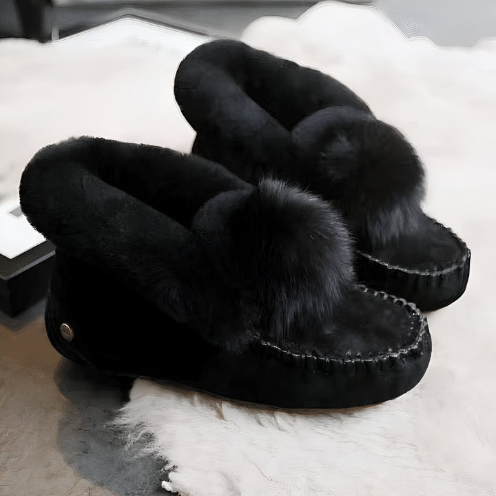 Deux chaussons noirs confortables et luxueux, doublés de fausse fourrure, reposent sur un tapis clair. Chaussures d'intérieur élégantes et douillettes. Idéal pour se détendre avec style., 45286954467509,45286954500277,45286954533045,45286954565813,45286954598581,45286954631349,45286954664117,45286954696885,45286954729653,45286954762421,45286954795189,45286954827957,45286954860725,45286954893493,45286954926261,45286954959029,45286954991797,45286955024565,45286955057333,45286955090101,45286955122869,4