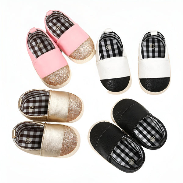Vue rapprochée de plusieurs paires de chaussons pour bébés. Les chaussures sont roses et dorées avec des paillettes, ou blanches et noires, et toutes ont un intérieur à carreaux., 45286824706229,45286824738997,45286824771765,45286824804533,45286824837301,45286824870069,45286824902837,45286824935605,45286824968373,45286825001141,45286825033909,45286825066677