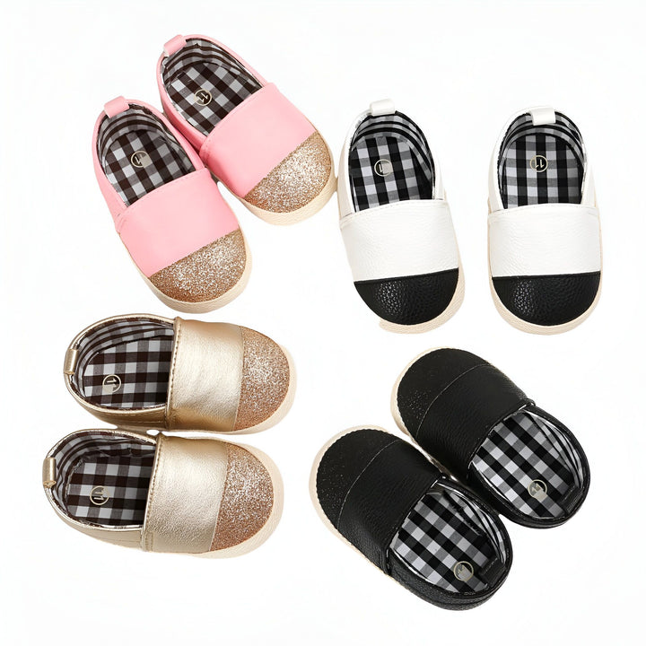 Vue rapprochée de plusieurs paires de chaussons pour bébés. Les chaussures sont roses et dorées avec des paillettes, ou blanches et noires, et toutes ont un intérieur à carreaux., 45286824706229,45286824738997,45286824771765,45286824804533,45286824837301,45286824870069,45286824902837,45286824935605,45286824968373,45286825001141,45286825033909,45286825066677