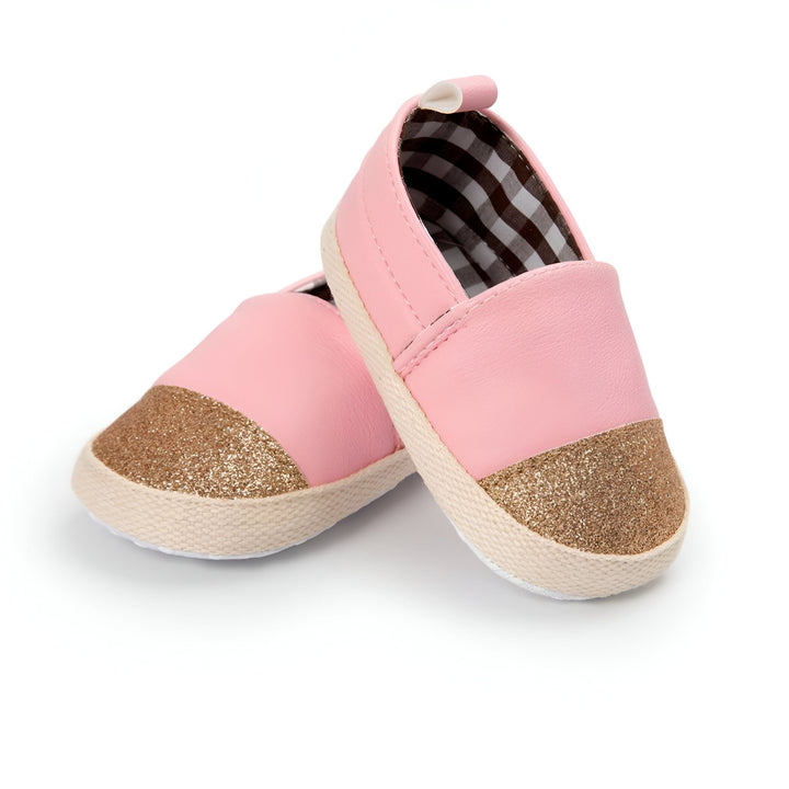 Deux chaussons pour bébé roses avec des bouts dorés brillants. L'intérieur est à carreaux., 45286824706229,45286824738997,45286824771765,45286824804533,45286824837301,45286824870069,45286824902837,45286824935605,45286824968373,45286825001141,45286825033909,45286825066677