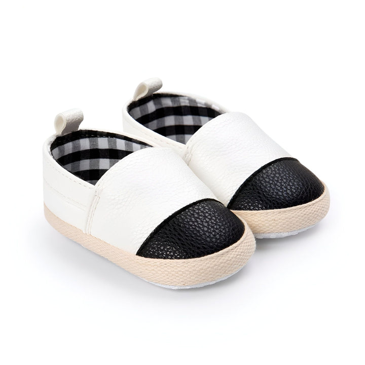 Chaussures de bébé blanches et noires, style mocassins. Intérieur à carreaux noirs et blancs. Chaussons pour nourrissons, confortables et tendance. Idéal pour les premiers pas., 45286824706229,45286824738997,45286824771765,45286824804533,45286824837301,45286824870069,45286824902837,45286824935605,45286824968373,45286825001141,45286825033909,45286825066677