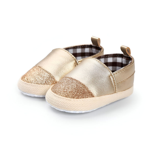Chaussures bébé dorées à paillettes sur fond blanc. Mocassins tendance pour nouveaux-nés. Chaussures de luxe pour les premiers pas. Mode infantile élégante., 45286824706229,45286824738997,45286824771765,45286824804533,45286824837301,45286824870069,45286824902837,45286824935605,45286824968373,45286825001141,45286825033909,45286825066677