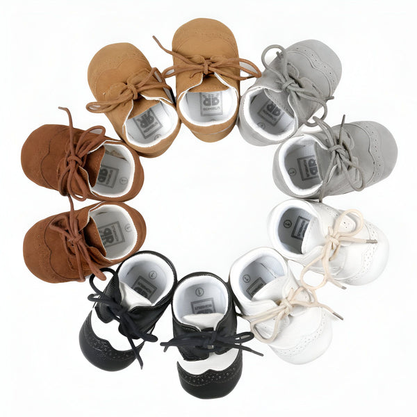 Chaussures pour bébés Romirus disposées en cercle. Différentes couleurs : marron foncé, marron clair, gris, noir et blanc. Chaussures à lacets, style derby. Idéal pour un cadeau de naissance !, 45286817824949,45286817857717,45286817890485,45286817923253,45286817956021,45286817988789,45286818021557,45286818054325,45286818087093,45286818119861,45286818152629,45286818185397