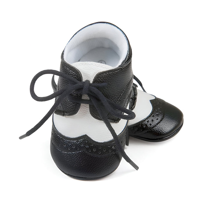 Chaussures de bébé en cuir noir et blanc avec lacets, style derby, idéales pour un baptême ou une occasion spéciale. Accessoires de mode pour enfants., 45286817824949,45286817857717,45286817890485,45286817923253,45286817956021,45286817988789,45286818021557,45286818054325,45286818087093,45286818119861,45286818152629,45286818185397