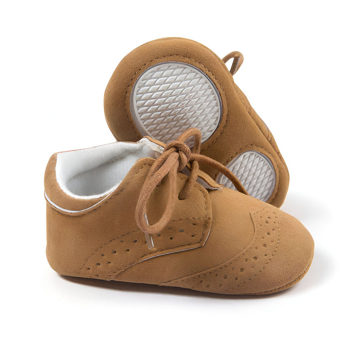 Chaussures de bébé en cuir marron clair avec lacets et semelle texturée. Petites chaussures élégantes pour nourrissons., 45286817824949,45286817857717,45286817890485,45286817923253,45286817956021,45286817988789,45286818021557,45286818054325,45286818087093,45286818119861,45286818152629,45286818185397