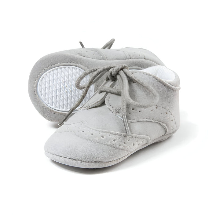 Chaussures de bébé grises élégantes avec lacets, montrant la semelle et les détails de couture. Idéales pour un nouveau-né ou un jeune enfant. Mode enfantine, chaussures pour bébé., 45286817824949,45286817857717,45286817890485,45286817923253,45286817956021,45286817988789,45286818021557,45286818054325,45286818087093,45286818119861,45286818152629,45286818185397