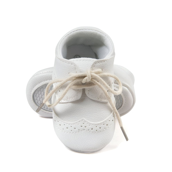 Mignons chaussons blancs pour bébé avec lacets. Chaussures élégantes et confortables, parfaites pour les premiers pas. Idéales pour un cadeau de naissance., 45286817824949,45286817857717,45286817890485,45286817923253,45286817956021,45286817988789,45286818021557,45286818054325,45286818087093,45286818119861,45286818152629,45286818185397