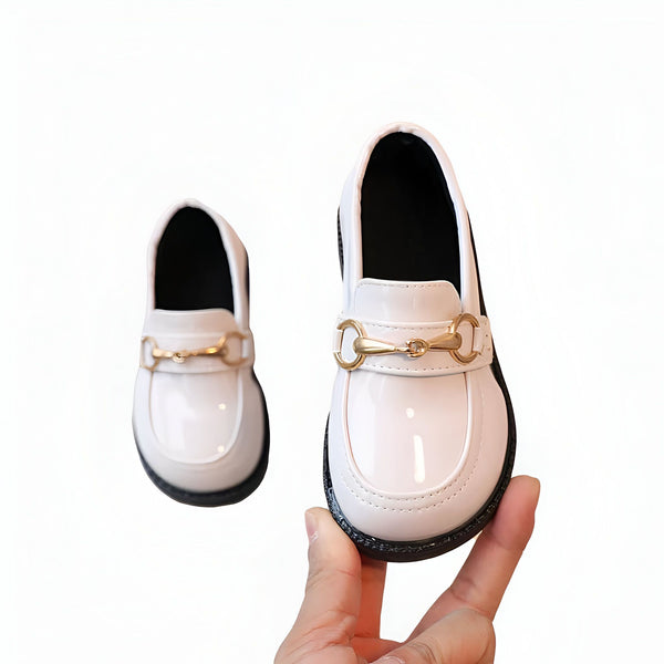 Mocassins vernis blancs pour enfants avec boucle dorée. Une main tient une chaussure, la seconde est plus petite. Chaussures élégantes pour filles et garçons. Mode enfantine., 45287017316533,45287017349301,45287017382069,45287017414837,45287017447605,45287017480373,45287017513141,45287017545909,45287017578677,45287017611445,45287017644213,45287017676981,45287017709749,45287017742517,45287017775285,45287017808053,45287017840821,45287017873589,45287017906357,45287017939125,45287017971893,45287018004661,