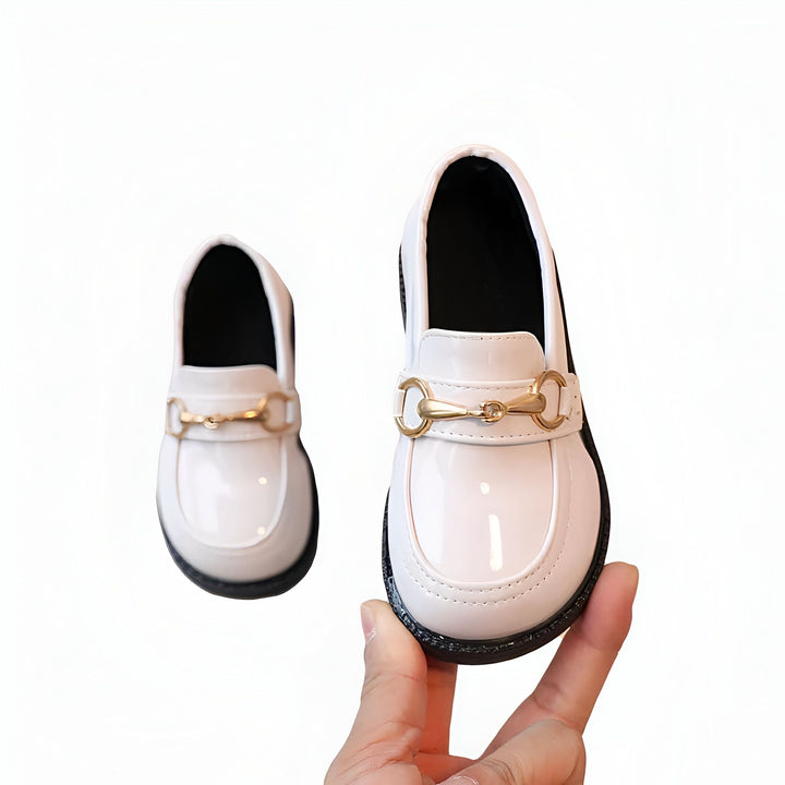 Mocassins vernis blancs pour enfants avec boucle dorée. Une main tient une chaussure, la seconde est plus petite. Chaussures élégantes pour filles et garçons. Mode enfantine., 45287017316533,45287017349301,45287017382069,45287017414837,45287017447605,45287017480373,45287017513141,45287017545909,45287017578677,45287017611445,45287017644213,45287017676981,45287017709749,45287017742517,45287017775285,45287017808053,45287017840821,45287017873589,45287017906357,45287017939125,45287017971893,45287018004661,