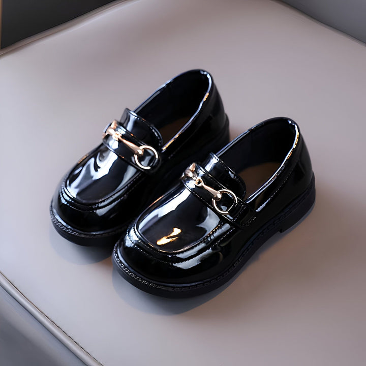 Mocassins vernis noirs pour enfants avec détail mors doré, chaussures élégantes pour filles et garçons. Chaussures formelles pour occasions spéciales., 45287017316533,45287017349301,45287017382069,45287017414837,45287017447605,45287017480373,45287017513141,45287017545909,45287017578677,45287017611445,45287017644213,45287017676981,45287017709749,45287017742517,45287017775285,45287017808053,45287017840821,45287017873589,45287017906357,45287017939125,45287017971893,45287018004661,45287018037429,4528701