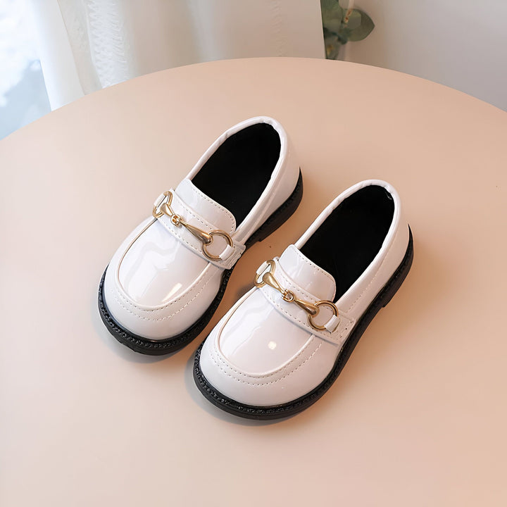 Paire d'élégants mocassins vernis blancs pour enfants, avec boucle dorée. Chaussures parfaites pour une occasion spéciale, posées sur une table claire. Mode enfantine, chaussures de cérémonie., 45287017316533,45287017349301,45287017382069,45287017414837,45287017447605,45287017480373,45287017513141,45287017545909,45287017578677,45287017611445,45287017644213,45287017676981,45287017709749,45287017742517,45287017775285,45287017808053,45287017840821,45287017873589,45287017906357,45287017939125,452870179