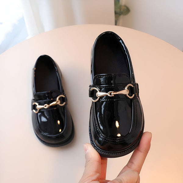 Mocassins vernis noirs pour enfant avec boucle dorée. Chaussures élégantes et brillantes, parfaites pour une occasion spéciale ou pour l'école. Mode enfantine., 45287017316533,45287017349301,45287017382069,45287017414837,45287017447605,45287017480373,45287017513141,45287017545909,45287017578677,45287017611445,45287017644213,45287017676981,45287017709749,45287017742517,45287017775285,45287017808053,45287017840821,45287017873589,45287017906357,45287017939125,45287017971893,45287018004661,45287018037429