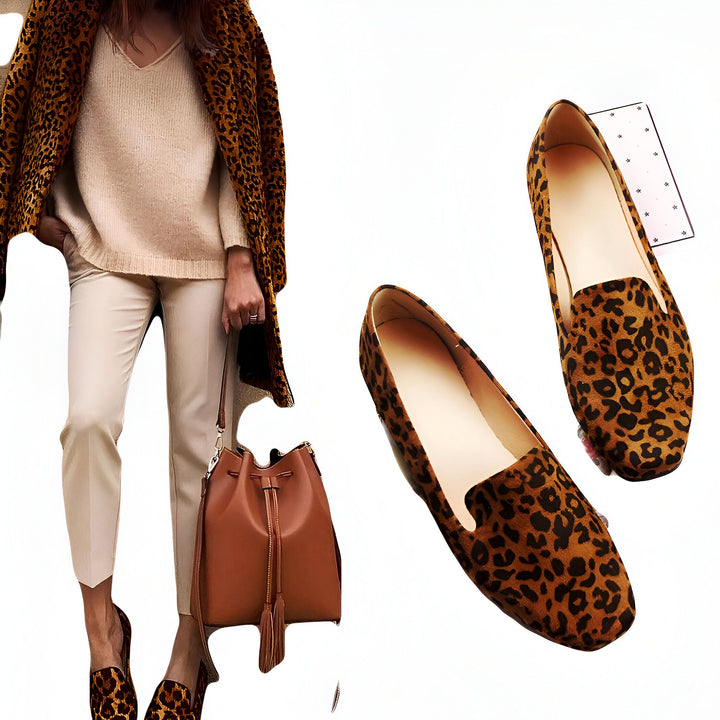 Image d'une femme portant un manteau léopard, un pull beige, un pantalon beige et un sac marron. À droite, une paire de mocassins léopard. Mode léopard automne/hiver., 45286833717429,45286833750197,45286833782965,45286833815733,45286833848501,45286833881269,45286833914037,45286833946805,45286833979573,45286834012341,45286834045109,45286834077877,45286834110645,45286834143413,45286834176181,45286834208949,45286834241717,45286834274485,45286834307253,45286834340021,45286834372789,45286834405557,45286834