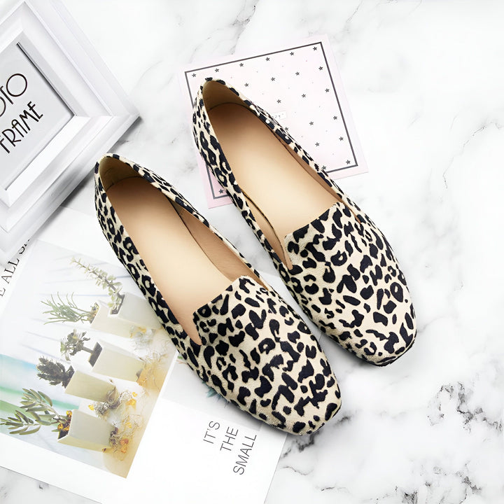 Vue rapprochée de deux ballerines à imprimé léopard sur un fond de marbre blanc, à côté d'un cadre photo et de cartes décoratives. Style élégant et moderne., 45286833717429,45286833750197,45286833782965,45286833815733,45286833848501,45286833881269,45286833914037,45286833946805,45286833979573,45286834012341,45286834045109,45286834077877,45286834110645,45286834143413,45286834176181,45286834208949,45286834241717,45286834274485,45286834307253,45286834340021,45286834372789,45286834405557,452868344383